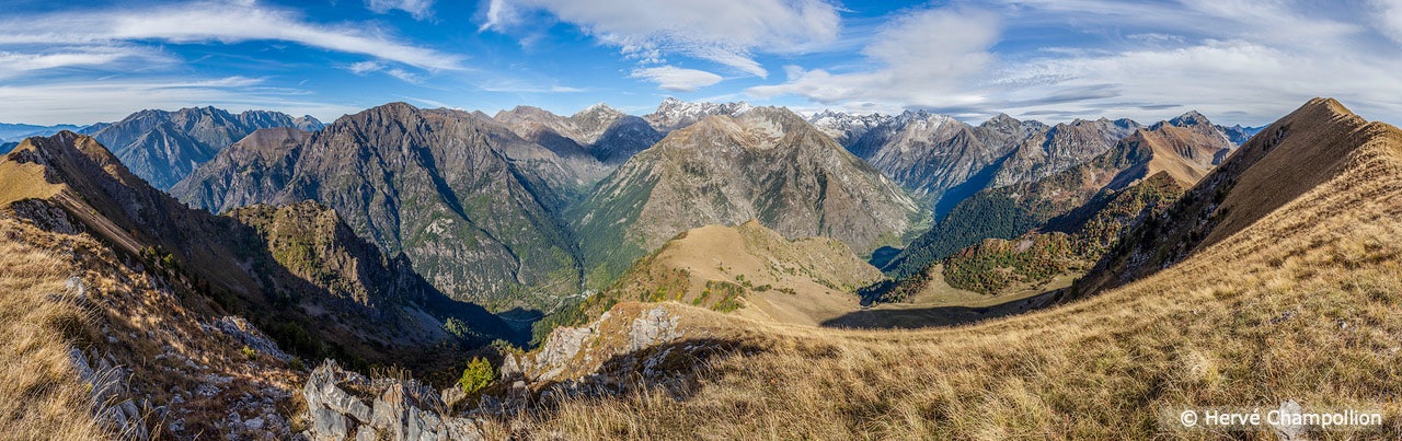 Panorama des sommets et des alpages encadrant la vallée de la Bonne