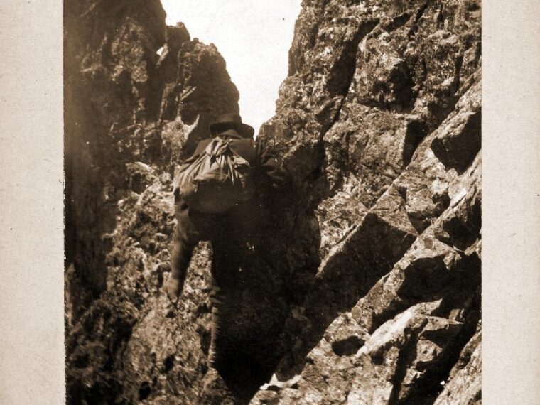 Photographie ancienne légendée « Valjouffrey — dans la muraille de l’aiguille des Marmes » : une cheminée rocheuse encaissée