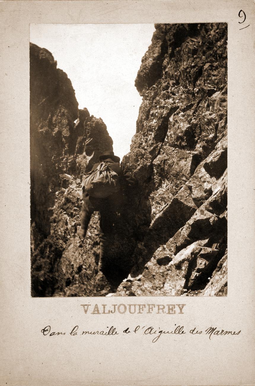 Photographie ancienne légendée « Valjouffrey — dans la muraille de l’aiguille des Marmes » : une cheminée rocheuse encaissée