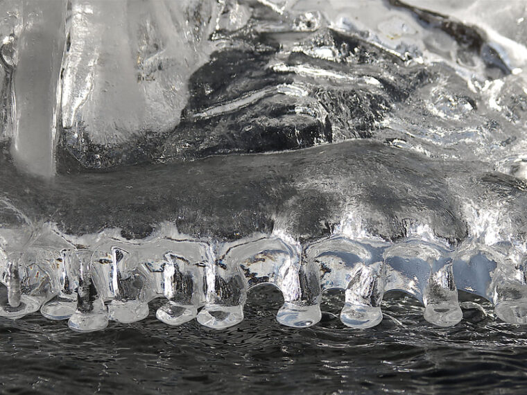 La glace brodant des festons sur le bassin de La Chalp