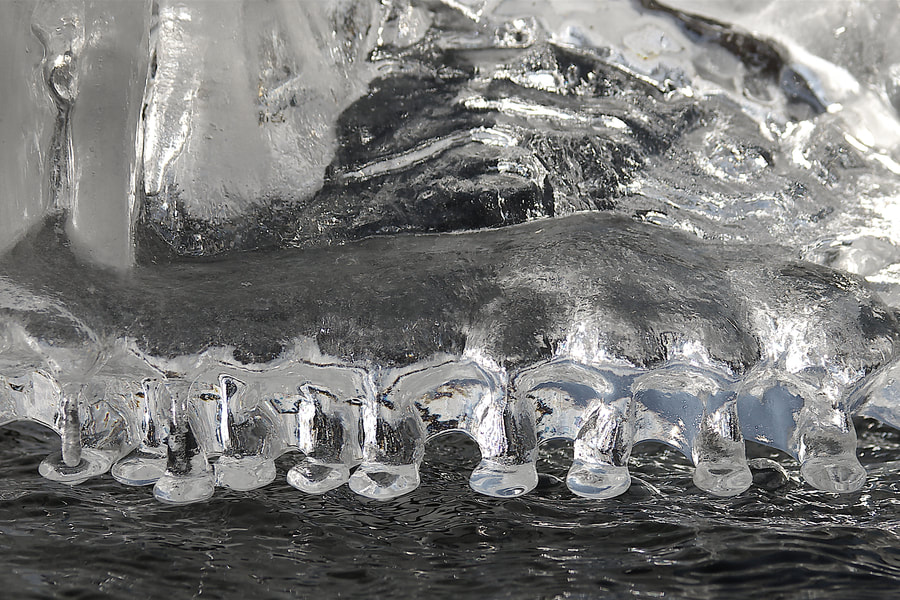 La glace brodant des festons sur le bassin de La Chalp