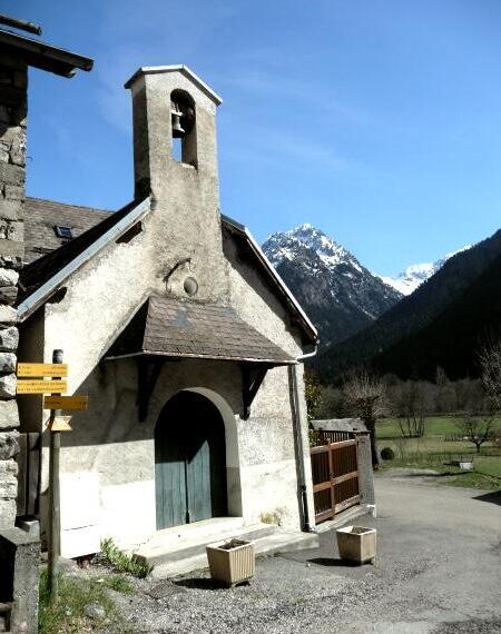 La chapelle de La Chalp et son clocher-mur, les sommets enneigés au fond