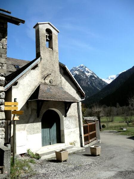 La chapelle de La Chalp et son clocher-mur, les sommets enneigés au fond