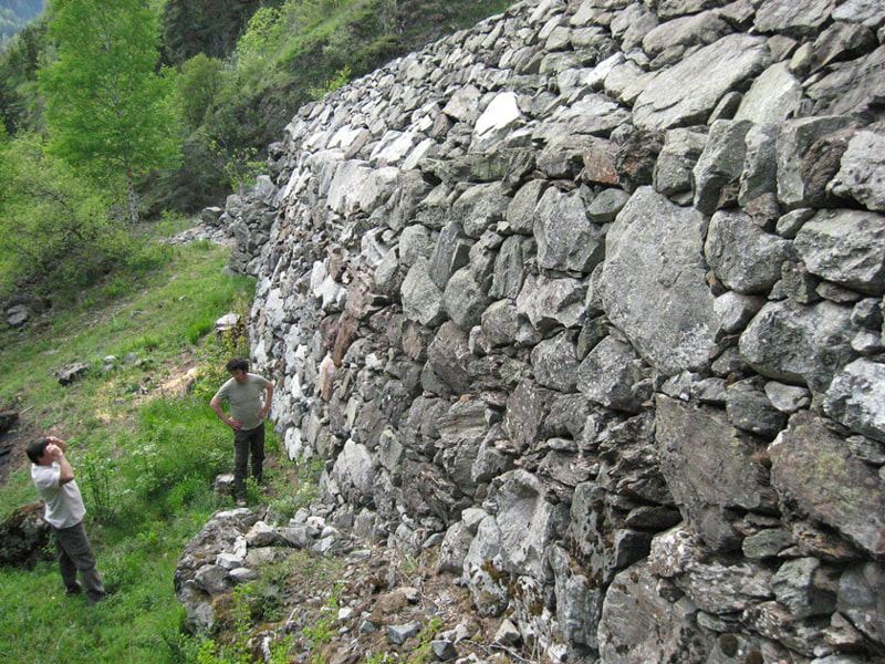 La digue de protection torrentielle en pierre sèche du ruisseau des Roberts — photos Alain Mathieu