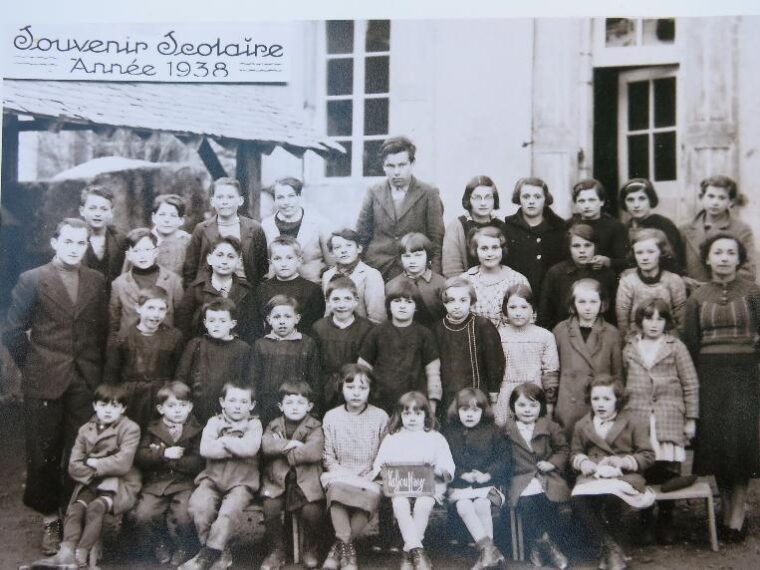 Photo de classe de 1938 devant l'école de La Chalp, élèves et instituteurs