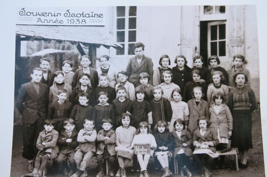 Photo de classe de 1938 devant l'école de La Chalp, élèves et instituteurs