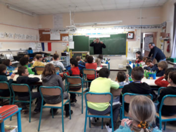Une classe assise face au tableau, pendant un atelier du projet de jardin