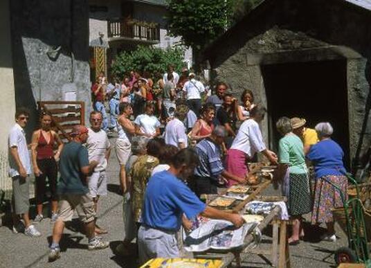 Villageois attablés devant le four du hameau lors de la fête de 2002