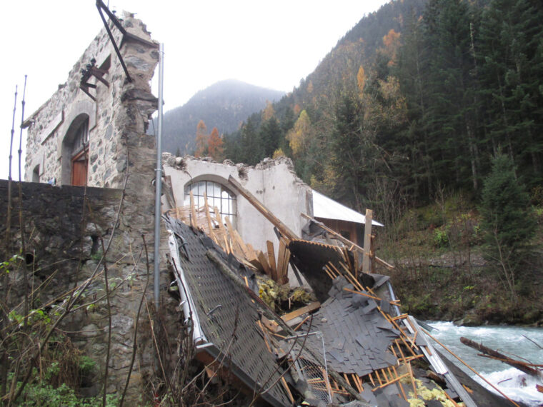 Les ruines de la micro-centrale des Ségoins après la crue de la Bonne, le 16 novembre 2023 — photos Daniel Rousset