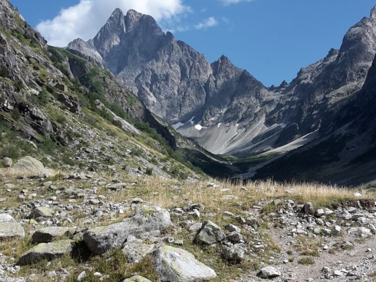La face de l'Olan au fond d'un vallon de pierriers, sur le sentier du refuge