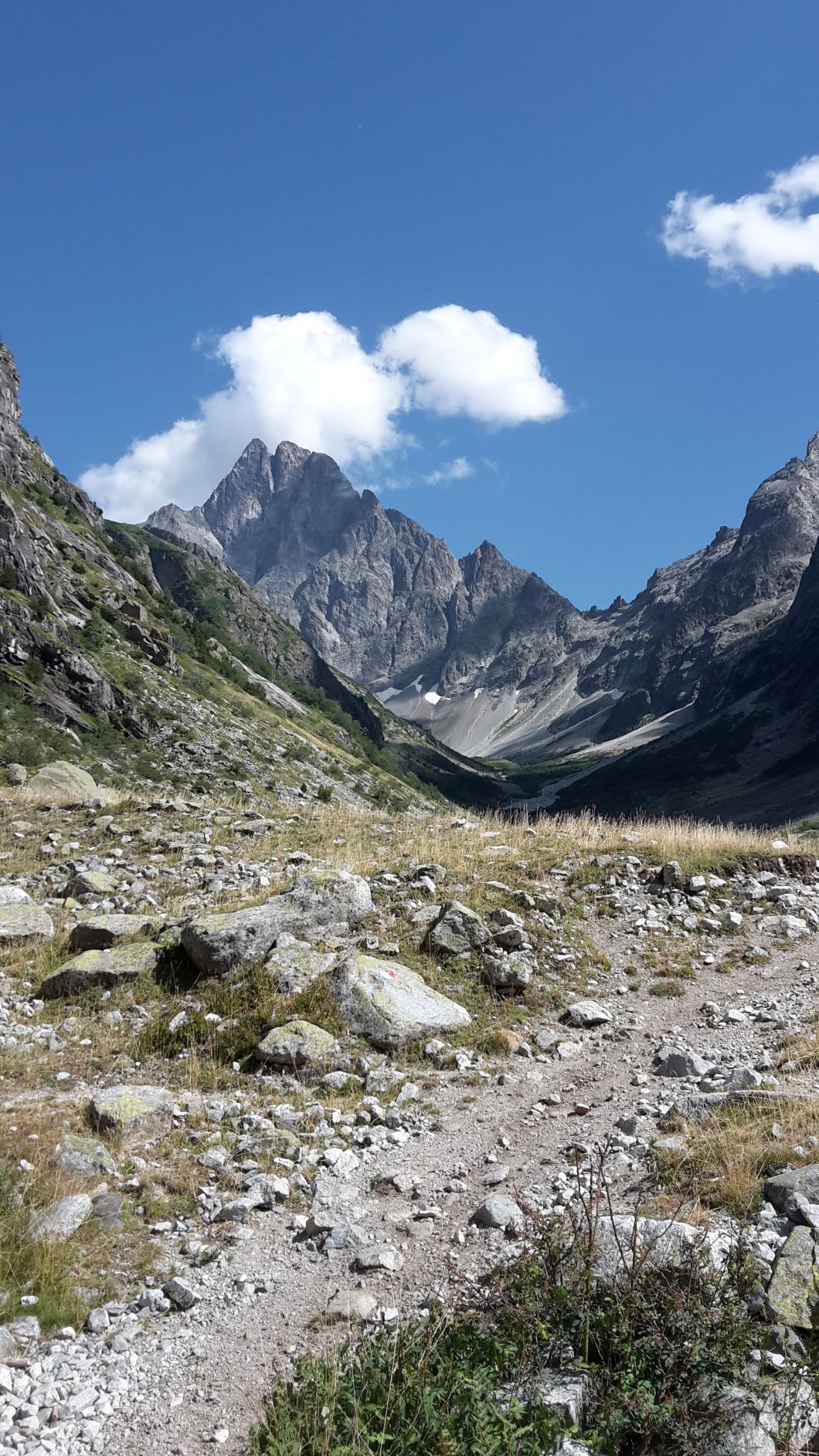 La face de l'Olan au fond d'un vallon de pierriers, sur le sentier du refuge