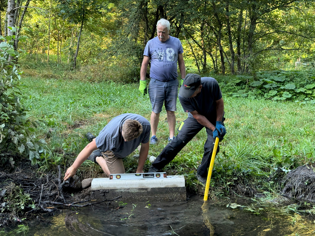 Les bénévoles installant la nouvelle passerelle sur l’étang des Ségoins — photos Hervé Champollion