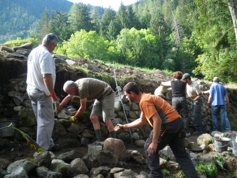 Le chantier de réhabilitation d’un mur en pierre sèche